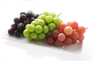 シャインマスカットとクイーンニーナ　白バック
