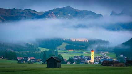 Heiterwang in den Tiroler Alpen am Morgen im Nebel