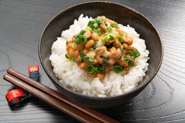日本の伝統和食、納豆ごはん