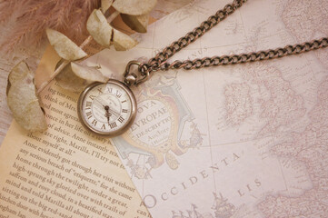 アンティークな時計と古い地図のフレーム