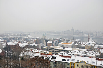 Obraz premium A view of Budapest parliament and the Danube river, winter scene