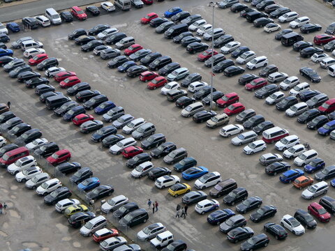Parkplatz voller Autos von oben