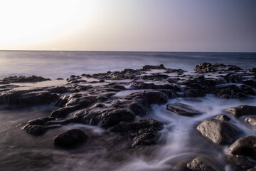 Obraz premium sunset and waves over the sea