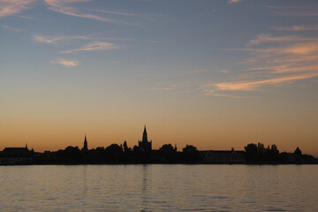 Fototapeta na wymiar Stadtsilhouette von Konstanz im Abendlicht
