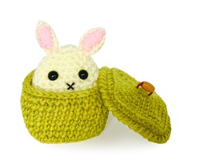 入れ物に入ったうさぎ　編みぐるみ