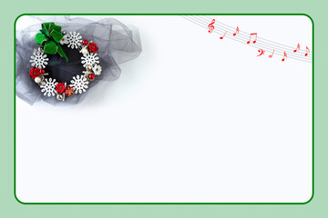 スノーフレークとポインセチアとクリスマスボールのクリスマスリースの楽譜フレーム（（灰色のチュールの背景）