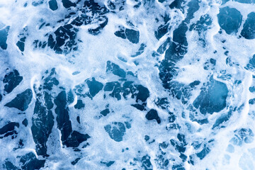 荒れる海の波の飛沫素材