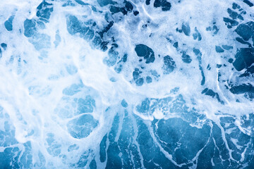 荒れる海の波の飛沫素材