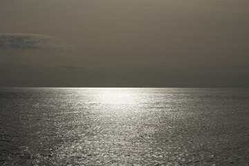 日が射す海の水平線