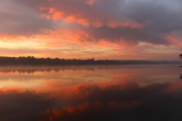 Piękny wschód słońca nad rzeką w jesienny poranek. - obrazy, fototapety, plakaty