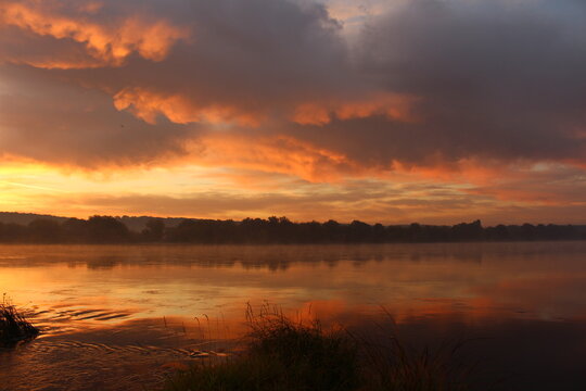 Fototapeta Piękny wschód słońca nad rzeką w jesienny poranek.