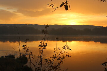 Piękny jesienny wschód słońca nad rzeką we mgle. - obrazy, fototapety, plakaty