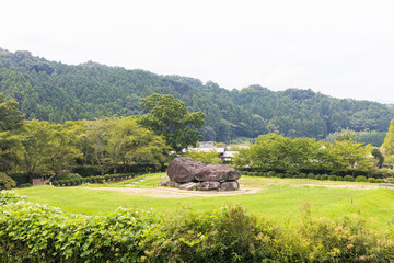 奈良の明日香村、石舞台古墳 © Ken Tyler