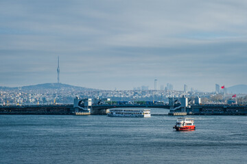 Barcos en el puente de los pescadores Estambul.