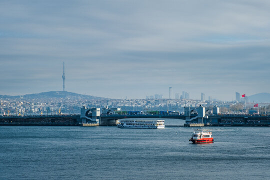 Barcos En El Puente De Los Pescadores Estambul.