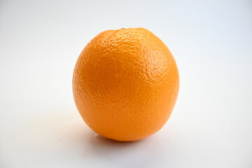 Fondo con textura y detalle de naranja con fondo de tonos blancos