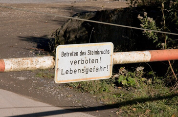 Warnschild Lebensgefahr Steinbruch 1