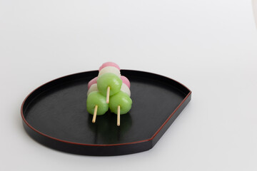 お皿に盛りつけられた三色団子