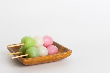 お皿に盛りつけられた三色団子