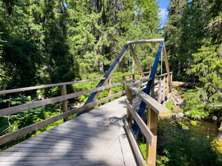 Brücke über den Bach Njupån im Fulufjället Nationalpark, Dalarna, Schweden