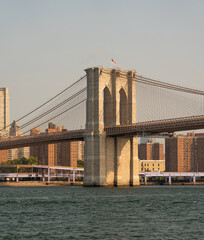 Obraz premium Brooklyn Bridge with Manhattan skyscrapers in the background overlooking the East River