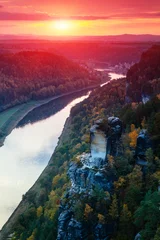 Ein wunderbarer Sonnenuntergang über der Elbe, die in einem steilen und engen Tal die Bergkette durchbricht. Nationalpark Sächsische Schweiz. Deutschland. Sachsen. © vovik_mar