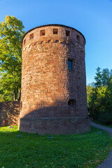 Fototapeta na wymiar Burg Kerpen mit dem wunderschönen Rundturm der Ruine im Sommer bei blauem Himmel 