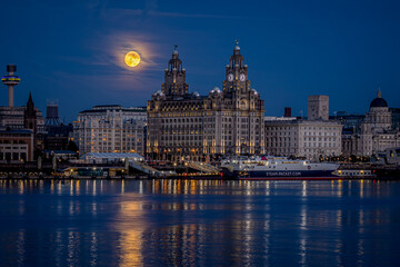 Obraz premium Liverpool waterfront illuminated at night
