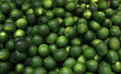 grupo de fruto de lima en mercado para su venta