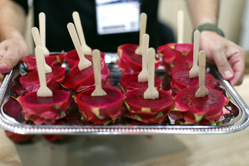 bandeja de pitahayas partidas para degustar con tenedor de madera