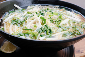 Sopa de pollo, cocina vietnamita saludable, sabor asiatico