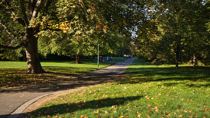 Weg in den Johanna Park, Parkanlage in der Innenstadt von Leipzig, Sachsen, Deutschland