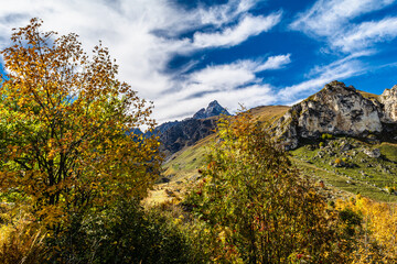 Naklejka premium I primi colori dell’autunno ai piedi del Monviso – Rifugio e Lago Alpetto – Valle Po -Cuneo