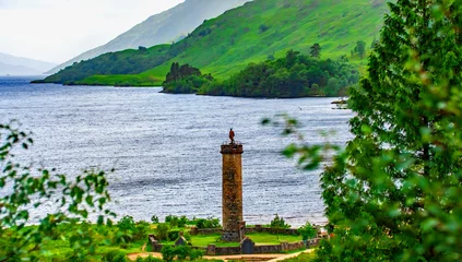 Papier Peint photo Viaduc de Glenfinnan Glenfinnan Monument  - ein dunkler Turm vor der malerischen Kulisse des Loch Shiel in Schottland,   Vereinigten Königreich 