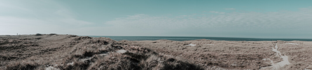 Panorama de las dunas y faro en Sylt, Alemania.