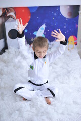 Criança astronauta sonhadora brincando com nuvens  © Alexandre