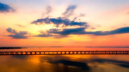 Malerischer Blick auf den Shishu-See und die Brücke bei Sonnenuntergang mit der gelben Reflexion des Himmels auf dem Wasser © Combo/Wirestock Creators