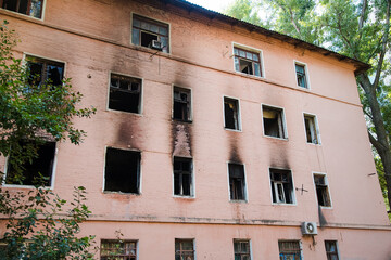 Naklejka premium Facade of the old dilapidated house