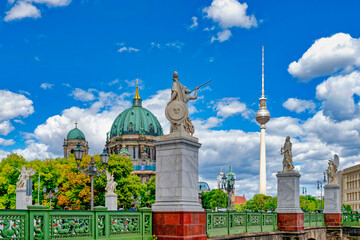 Berliner Dom und Fernseherturm, Berlin, Hauptstadt, Deutschland, Europa © hifografik