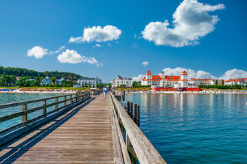 Blick von der Seebrücke auf Strand und Kurhaus,  Ostseebad Binz, Rügen, Mecklenburg-Vorpommern,...