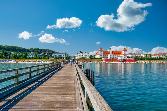 Blick von der Seebr&uuml;cke auf Strand und Kurhaus,  Ostseebad Binz, R&uuml;gen, Mecklenburg-Vorpommern, Deutschland, Europa