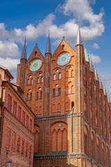 Obraz premium Das Rathaus der Hansestadt Stralsund mit Schaufassade, Meklenburg-Vorpommern, Deutschland, Europa