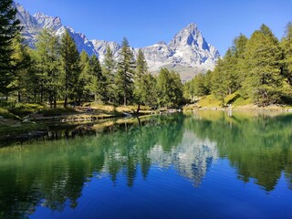 Fototapeta na wymiar il riflesso del monte cervino e del cielo sereno nel lago blu