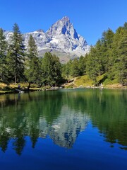 il riflesso del monte cervino e del cielo sereno nel lago blu