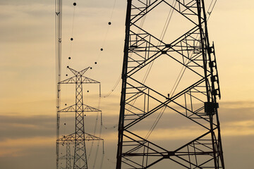 Duże słupy energetyczne z elektrowni atomowej dostarczają prąd. - obrazy, fototapety, plakaty