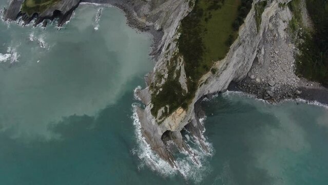 Drone - vue a&eacute;rienne - Nature belle falaise surplombant oc&eacute;an atlantique en Espagne &agrave; Mendatagaina sans aucune personne en mar&eacute;e basse de jour