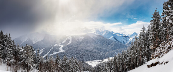 Obraz premium Changeable weather in the mountains. Approaching snowfall