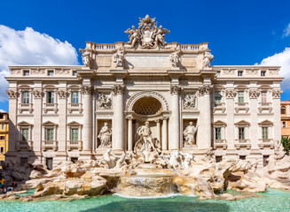 Fototapeta na wymiar Famous Trevi fountain in Rome, Italy