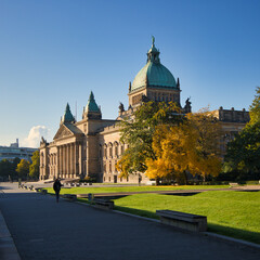 Fototapeta premium Bundesverwaltungsgericht am Simsonplatz mit herbstlicher Parkanlage und goldener Laubfärbung, Leipzig, Sachsen, Deutschland