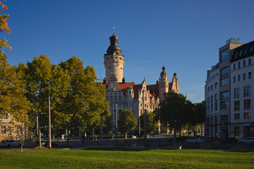 Blick auf das Neue Rathaus vom Simsonplatz, Wiese und Turm, Leipzig, Sachsen, Deutschland